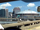 Píjezd k modernímu centru New Orleans se stadionem Dome, kam byli pi Katrin evakuováni obyvatelé zaplavených tvrtí