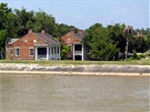 Pohled na domy New Orleans, které stojí pod úrovní Mississippi