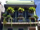 Typické balkony plné kvtin ve French Quarter
