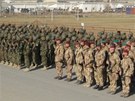 etí instruktoi v afghánském Vardaku - Spolený nástup afghánských a eských...