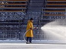 Pprava ledov plochy na stadionu ve Svtkov