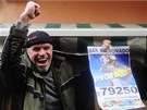 RADOST. �pan�lsk� s�zka� se raduje z hlavn� v�hry v loterii El Gordo.
