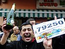 OSLAVA. �pan�lsk� s�zka� se raduje z hlavn� v�hry v loterii El Gordo.