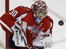 Washingtonský gólman Michal Neuvirth v zápase s New Jersey.