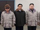 Kim ong-il uprosted na obhlídce továrny se svým nejmladím synem a nástupcem Kim ong-unem (zcela vpravo)