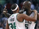 Paul Pierce (vlevo) a Kevin Garnett z Bostonu Celtics slaví vítzství