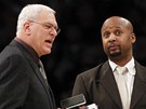 Phil Jackson, hlavní kou LA Lakers, se svým asistentem Brianem Shawem (vpravo)