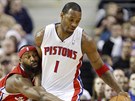 Tracy McGrady (vpravo) z Detroitu Pistons je atakován Baronem Davisem z LA Clippers