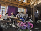 Posezení po lyování, neboli Apres ski - luxusní interiér nové restaurace Der Schwarzacher v Hinterglemmu