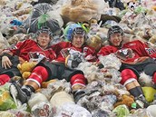 Hrá�i týmu Calgary Hitmen se válí v tisícovkách ply�ák�