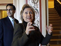 Ministryn zahrani USA Hillary Clintonov se pila podvat na hlasovn Sentu o smlouv START a drela palce, aby byl dokument ratifikovn.