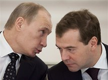 Rusk prezident Dmitrij Medvedv (vpravo) a premir Vladimr Putin (27. prosince 2010)