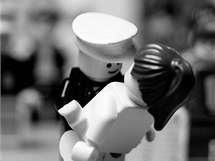 Classics in Lego: Americk nmonk lb zdravotn sestru na Times Square pot, co prezident Truman oznmil kapitulaci Japonska.