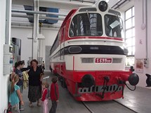 První lokomotivu s laminátovou karoserií na světě 32E zvaná "Velká laminátka" z roku 1963 vystavená v plzeňské Techmanii