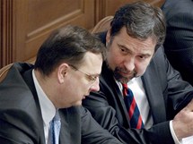 Petr Neas a Radek John ped hlasovnm Snmovny o dve vld. (21. prosince 2010)