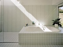V interiéru převažuje bílá barva – v pokojích sádrokartonové stěny a stropy, v koupelnách jednoduchý bílý obklad