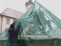 Pracovnci specializovan firmy pikrvaj barokn Caesarovu kanu na Hornm nmst v centru Olomouce, aby nebyla pi oslavch pchodu Novho roku pokozena.