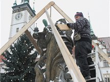 Pracovnci specializovan firmy pikrvaj barokn Herkulovu kanu na Hornm nmst v centru Olomouce, aby nebyla pi oslavch pchodu Novho roku pokozena.