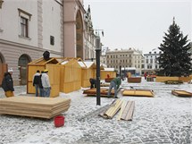 Pracovnci specializovan firmy rozebraj devn stnky pouit pi letonm vnonm jarmarku na Hornm nmst v centru Olomouce.