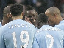 KONEN SMV. Jedinen moment, tonk Mario Balotelli z Manchesteru City (tet zleva) se smje po vstelen glu.