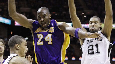 Kobe Bryant (vprosted) z LA Lakers se probíjí obranou San Antonia. V cest mu stojí George Hill (vlevo), za ním je Tim Duncan.