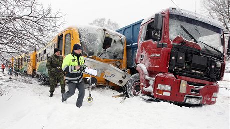 Sráka nákladního auta a osobního vlaku ve Strái nad Nisou. (28. prosince 2010)