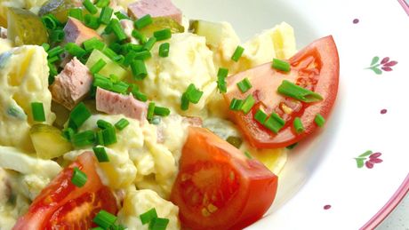 Ve vtin domácností se bramborový salát bez majonézy neobejde