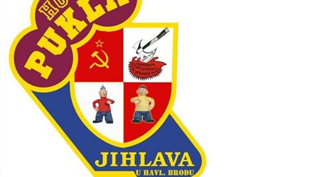 Obanské sdruení fanouk hokejist Havlíkova Brodu Rebel Hearts popudilo vedení jihlavské Dukly samolepkami parodujícími její znak.