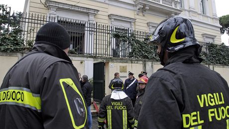Italtí policisté znekodnili na ecké ambasád v ím výbuninu (27. prosince 2010)