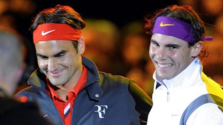 Roger Federer (vlevo) a Rafael Nadal. Dva nejlepí tenisté svta pomohou spolen s dalími povodnmi zasaené Austrálii