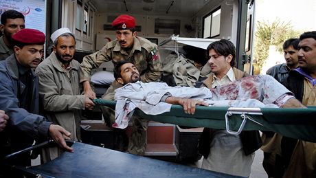 Pákistántí armádní záchranái peváejí zranné z bombového útoku (ilustraní