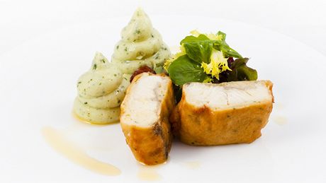 Candát v pivním t�stí�ku s bylinkovou bramborovou ka�í