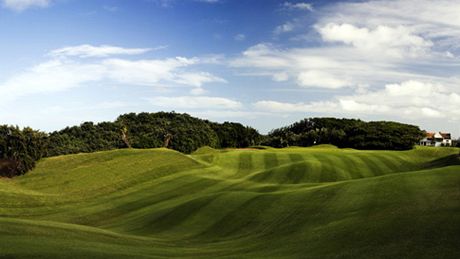 Golfové hit Durban Country Clubu prolo dvma zkoukami. Nejprve ho kritizovali hrái, pak ho bhem turnaje promáel silný dé.