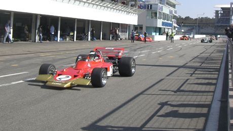 Návrat po 40 letech. Lotus 72 v lakováni Players znovu na asfaltu Hockenheimringu.
