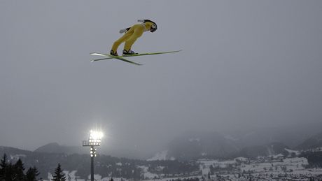 Thomas Morgenstern z Rakouska si letí pro triumf v prvním závod Turné ty mstk v Oberstdorfu.