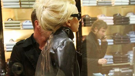 Lady Gaga na nákupech v Paíi