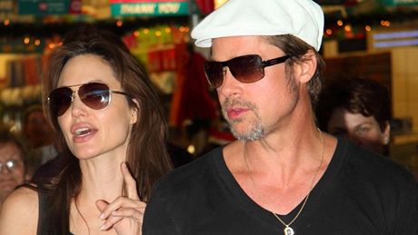 Brad Pitt a Angelina Jolie nakupují dárky v nákupním centru v namibijském...