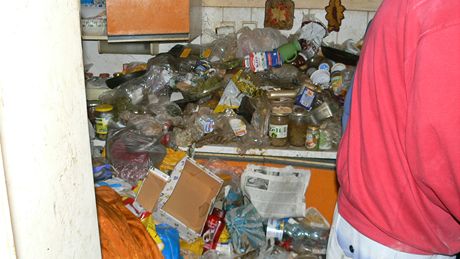 Nepoádek v byt v ulici 9. kvtna v Táboe, v nm bylo osm kontejner odpadk.