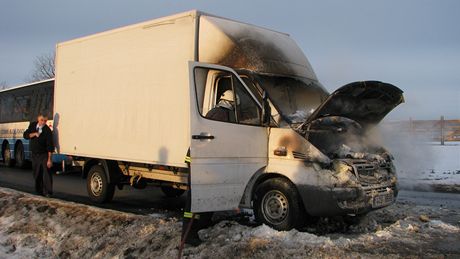 Na návsi ve Strákovicích hoela v úterý 21. prosince dodávka Mercedes Sprinter.  