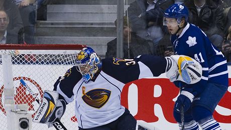 Gólman Ondej Pavelec z Atlanty si pipisuje  úspný zákrok v souboji s Nikolajem Kuleminem z Toronta.