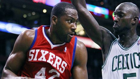 Elton Brand (vlevo) z Philadelphie a bostonský Kevin Garnett.