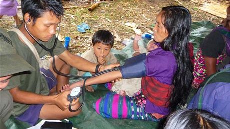 Medik Free Burma Rangers pomáha vesničanům ve východní Barmě