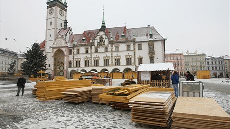 Pracovníci specializované firmy rozebírají devné stánky pouité pi letoním vánoním jarmarku na Horním námstí v centru Olomouce.