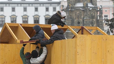 Z olomouckého Horního námstí postupn mizí stánky, které jsou jedním ze symbol vánoních trh.