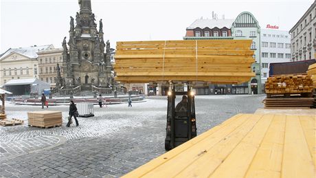 Z olomouckého Horního námstí postupn mizí stánky, které jsou jedním ze symbol vánoních trh.