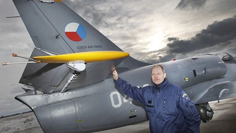 Letecký instruktor Václav Tyrychtr se katapultoval z ho�ícího letadla. Zachránil sebe i lidi z Holicka.