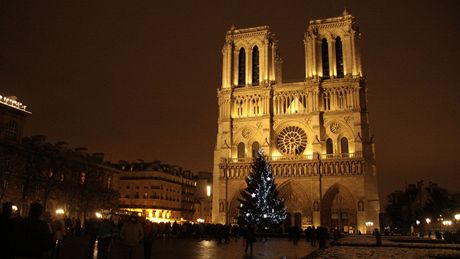Bezpenostní opatení ve vánoní Paíi u katedrály Notre Dame - Policie...