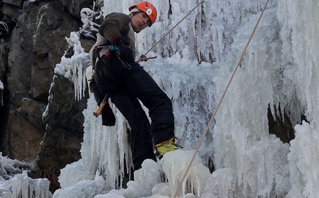 Díky silným mrazm zahájili provozovatelé ledové lezecké stny ve Víru na ársku sezonu.