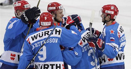 Hokejisté Petrohradu se radují ve finálovém utkání Spenglerova poháru proti Kanad. Druhý zprava stelc branky Suinskij.