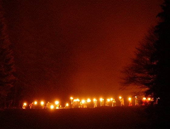 Snímek z loňského silvestrovského sjíždění Šancí s pochodněmi, které je šumavskou tradicí 